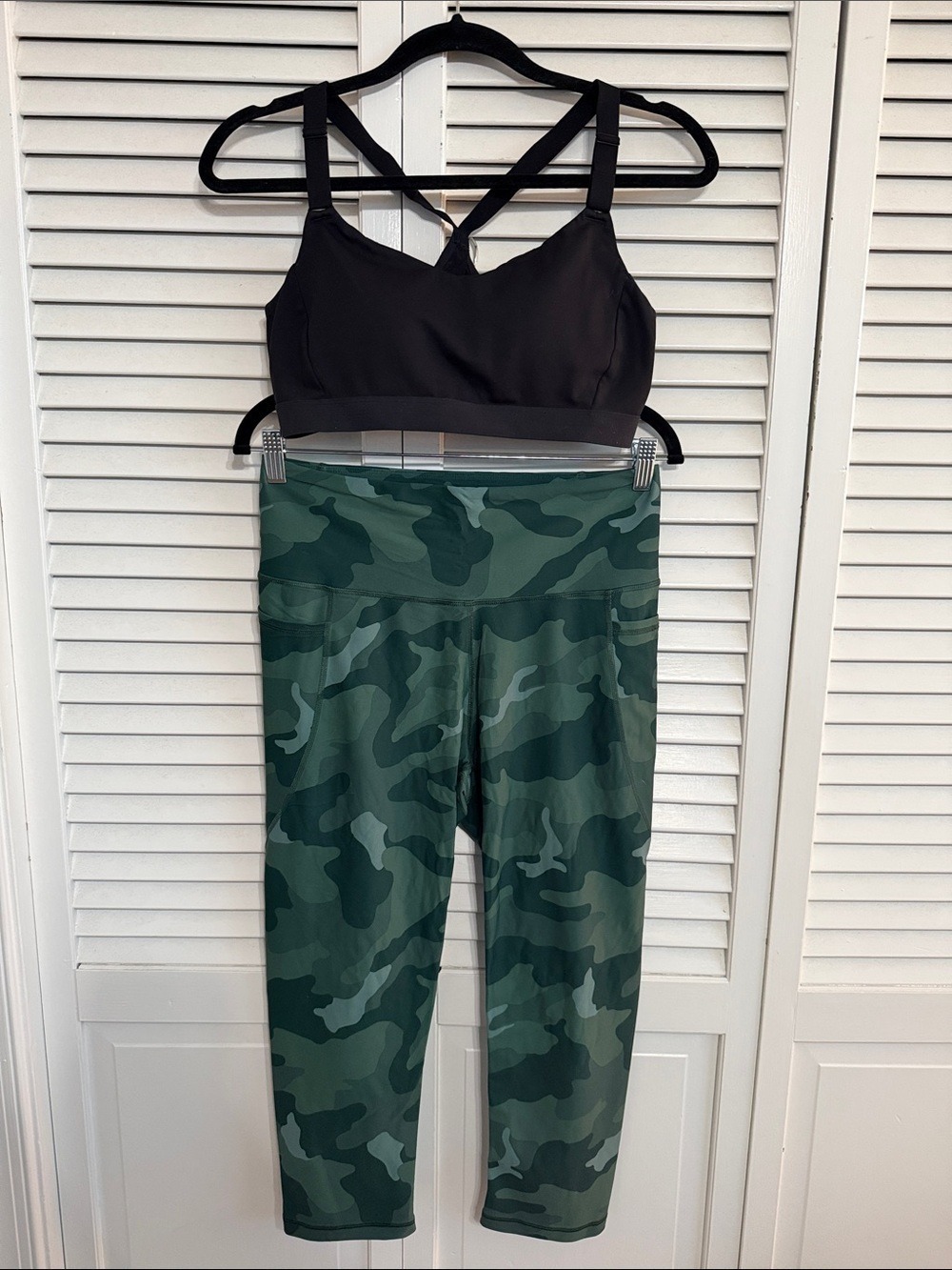 Old Navy Green Camo Elevate Legging and Black Sports Bra